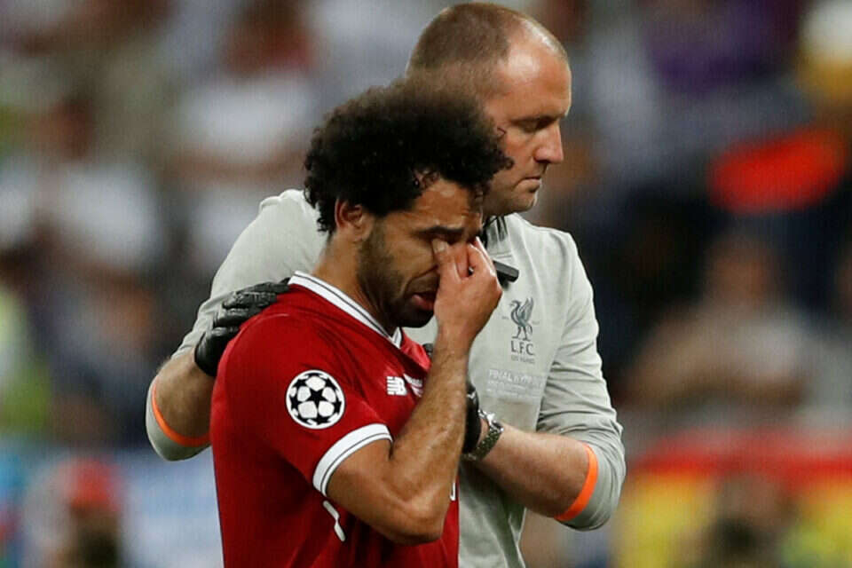 צילום: רויטרס // סלאח יורד דומע מהמגרש. במצרים עוצרים נשימה ,