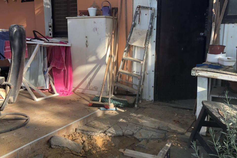 "בעלי הלך לעבודה, אני כנראה עוד מנסה לעכל". הפגיעה בבית // צילום: ביטחון אשכול ,
