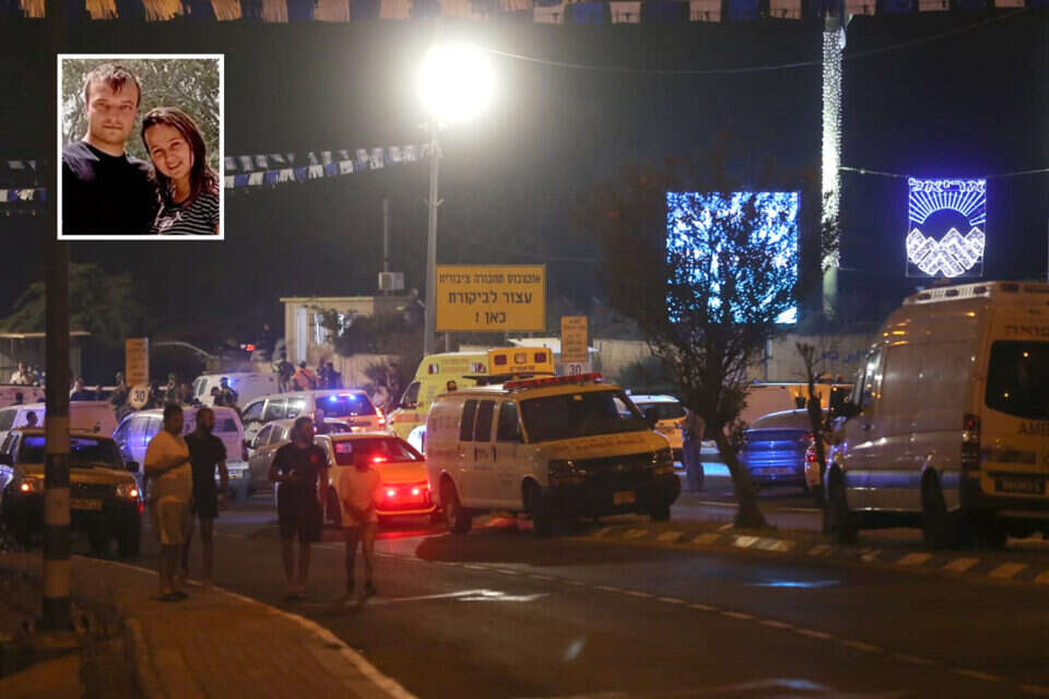 ויאצ'סלב וחברתו על רקע זירת הפיגוע , ללא