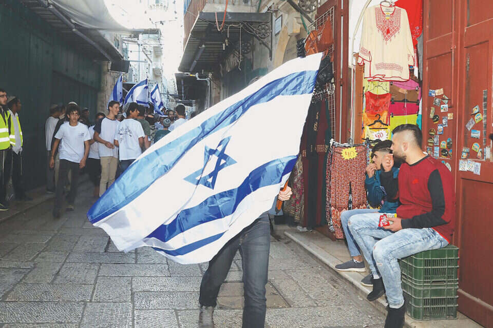 אבטחה כבדה בתפילת יום שישי הראשון של הרמדאן. ריקוד הדגלים בעיר העתיקה // צילום: מרים צחי // אבטחה כבדה בתפילת יום שישי הראשון של הרמדאן. ריקוד הדגלים בעיר העתיקה ,
