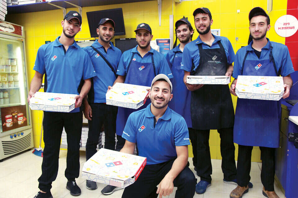 המנהל קראעין ועובדי סניף מודיעין // צילום: יהונתן שאול // המנהל קראעין ועובדי סניף מודיעין // צילום: יהונתן שאול ,