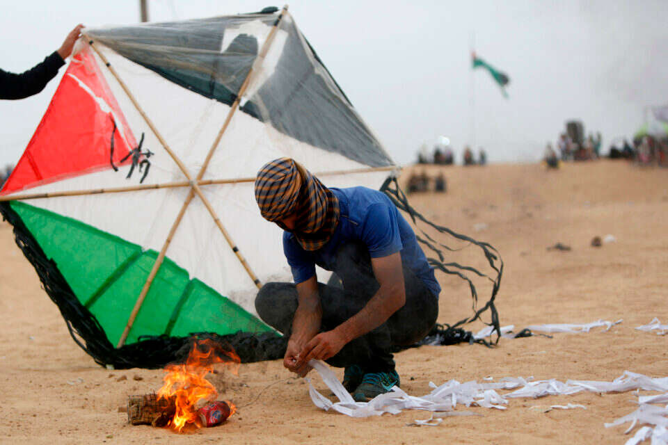 הכנה לשיגור עפיפון תבערה // צילום: AFP , 