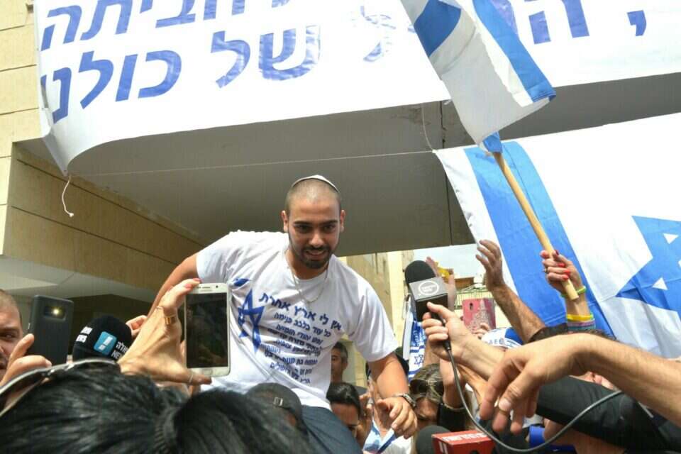 אזריה חוגג מחוץ לביתו // צילום: יוסי זליגר , 