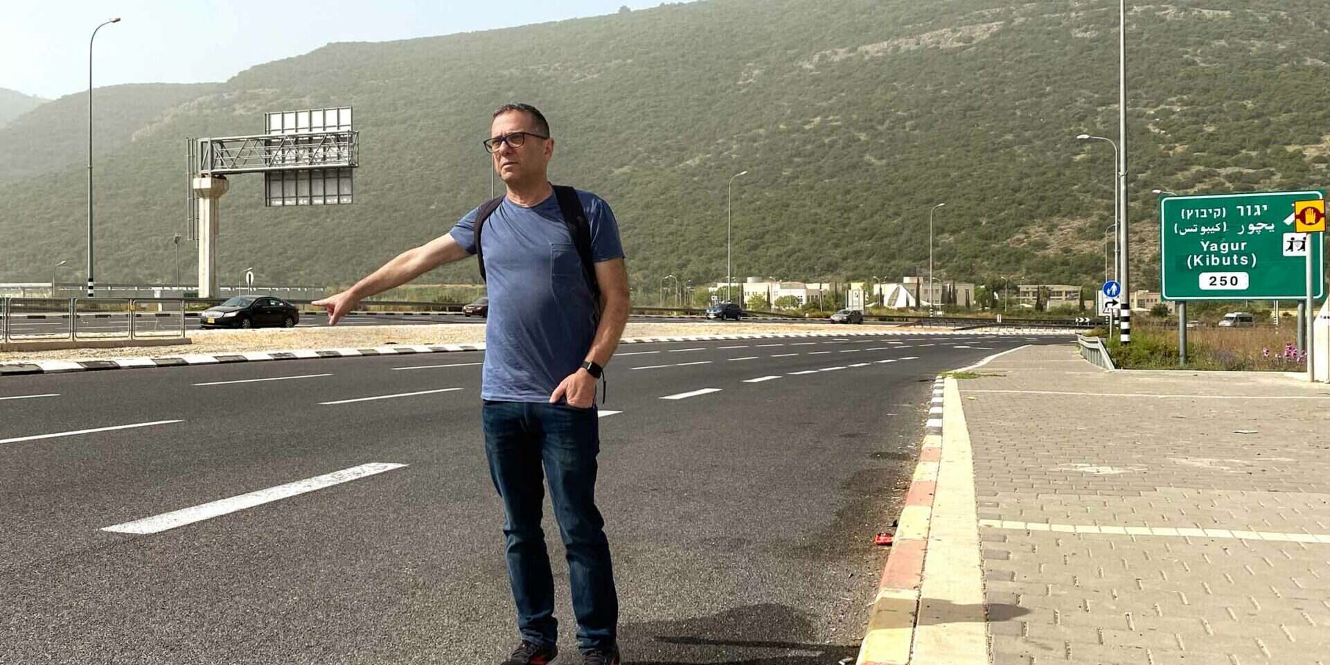אייל לוי מחכה לאחד הטרמפים בצפון. "חשבנו שנעמוד בכביש שעה מקסימום, ואז נוותר ונחזור הביתה" , אפרת אשל