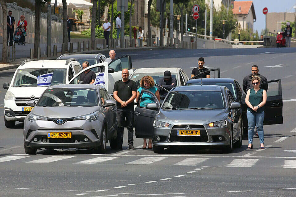 עומדים בצפירה ביום הזיכרון , קוקו
