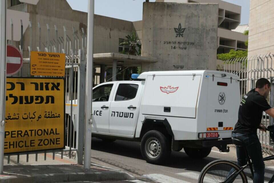 ניידת משטרה נכנסת בשערי האוניברסיטה, היום // צילום: גדעון מרקוביץ // ניידת משטרה נכנסת בשערי האוניברסיטה, היום // צילום: גדעון מרקוביץ ,