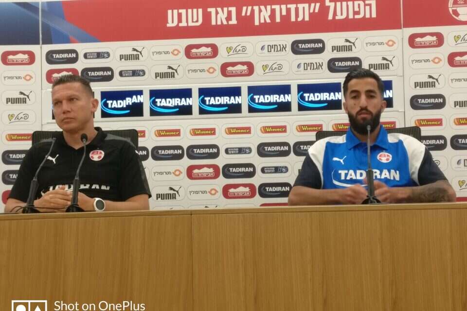 צילום: עוזי ניסים // בן ביטון וברק בכר, הערב במסיבת עיתונאים. כל הראש בבני יהודה ,