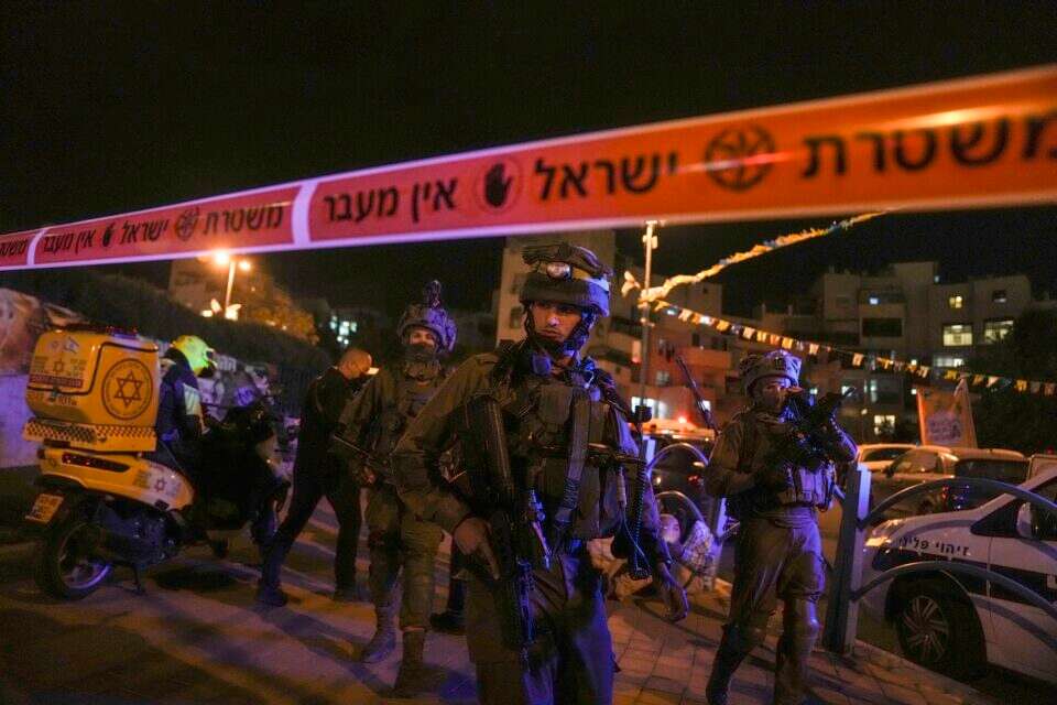 כוחות הביטחון בזירת הפיגוע באלעד ,