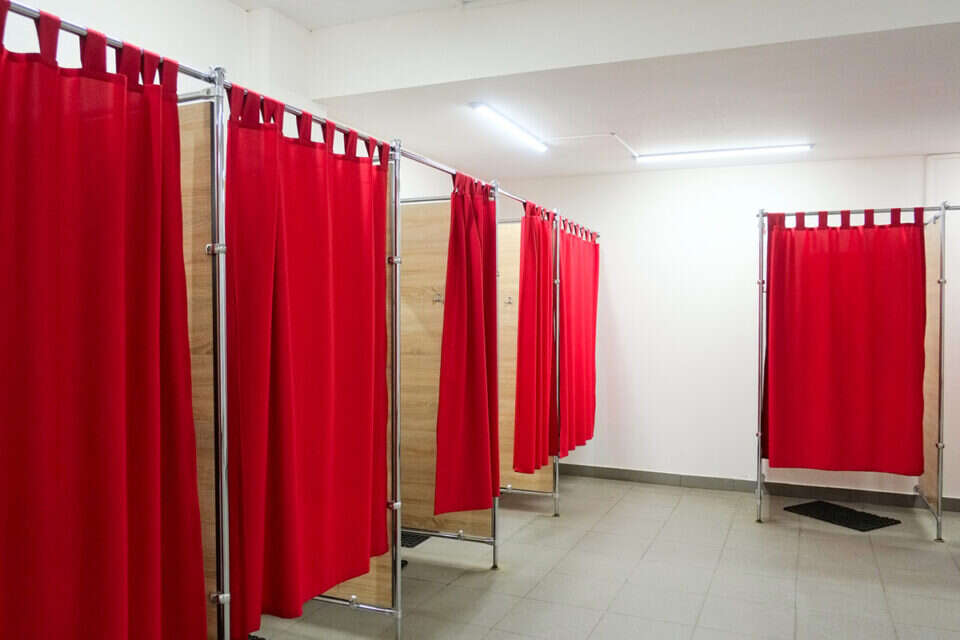 בעוד המוכר הושיט את ידו לעבר התא, אחז הנאשם בוילון, סגר אותו היטב והושיב את המתלונן על שרפרף // צילום: גטי אימג'ס , 