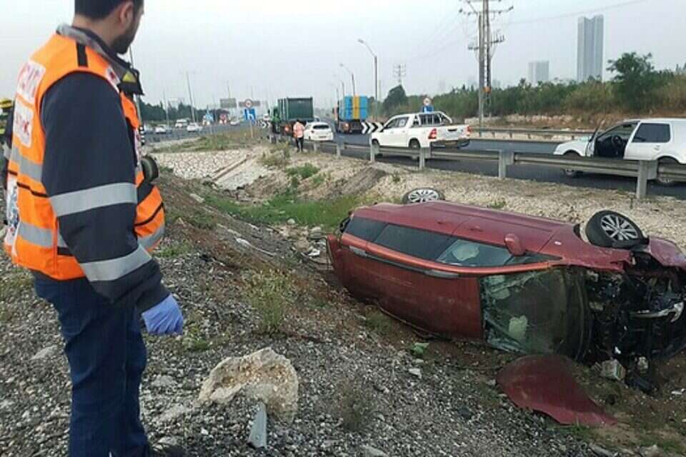 הרכב שהתהפך בקרבת מחלף מורשה// צילום: דוברות איחוד והצלה ,