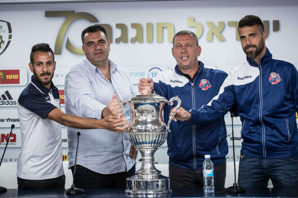 צילום: עודד קרני // נציגי הפועל חיפה ורעננה עם הגביע ,