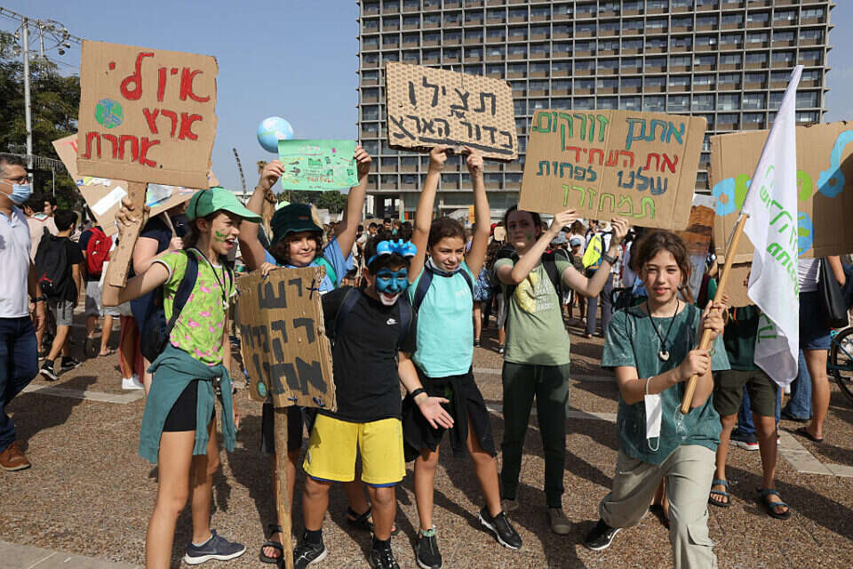 75% מבני הנוער בעולם חשים חרדה קיומית. הפגנה בתל אביב (ארכיון) , קוקו