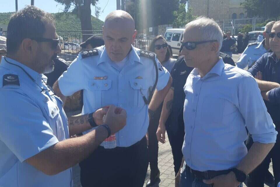 בר-לב במהלך הערכת מצב , דוברות המשטרה