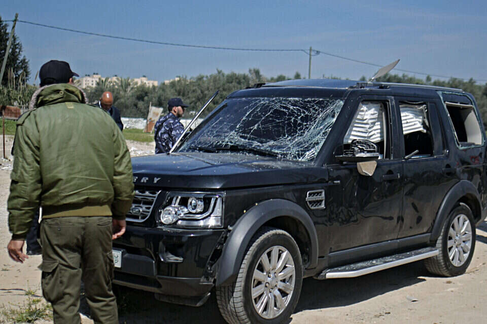 אחד הרכבים בשיירה הפלשתינית שנפגע מהפיצוץ // צילום: EPA ,