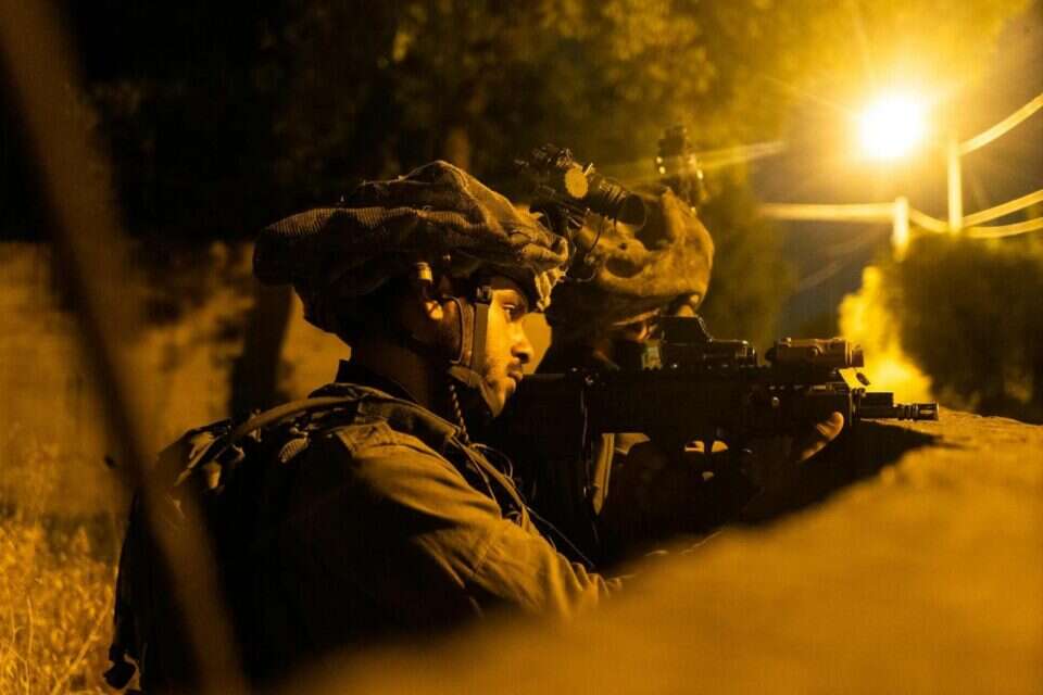 הכוחות עוצרים חשודים, ארכיון , דובר צה"ל