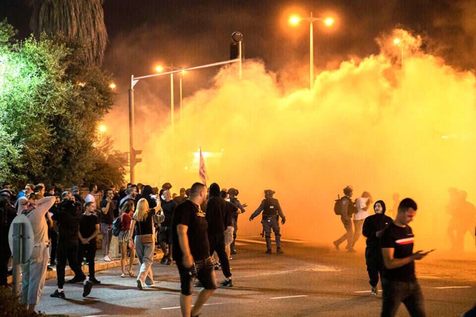 תמיכה בשימוש באמצעי פיזור הפגנות. מהומות בצפון בזמן המבצע , מישל דוט קום