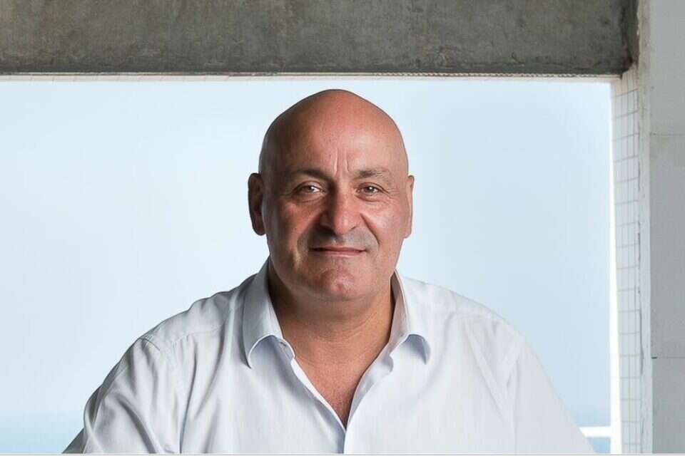 יזם הנדל"ן יוסי אברהמי , יונתן בלום