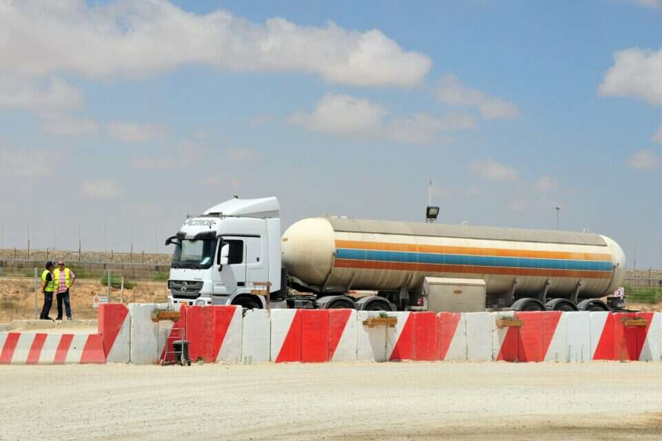 מיכלים במעבר כרם שלום בדרכה לרצועת עזה (ארכיון) , רפאל בן ארי