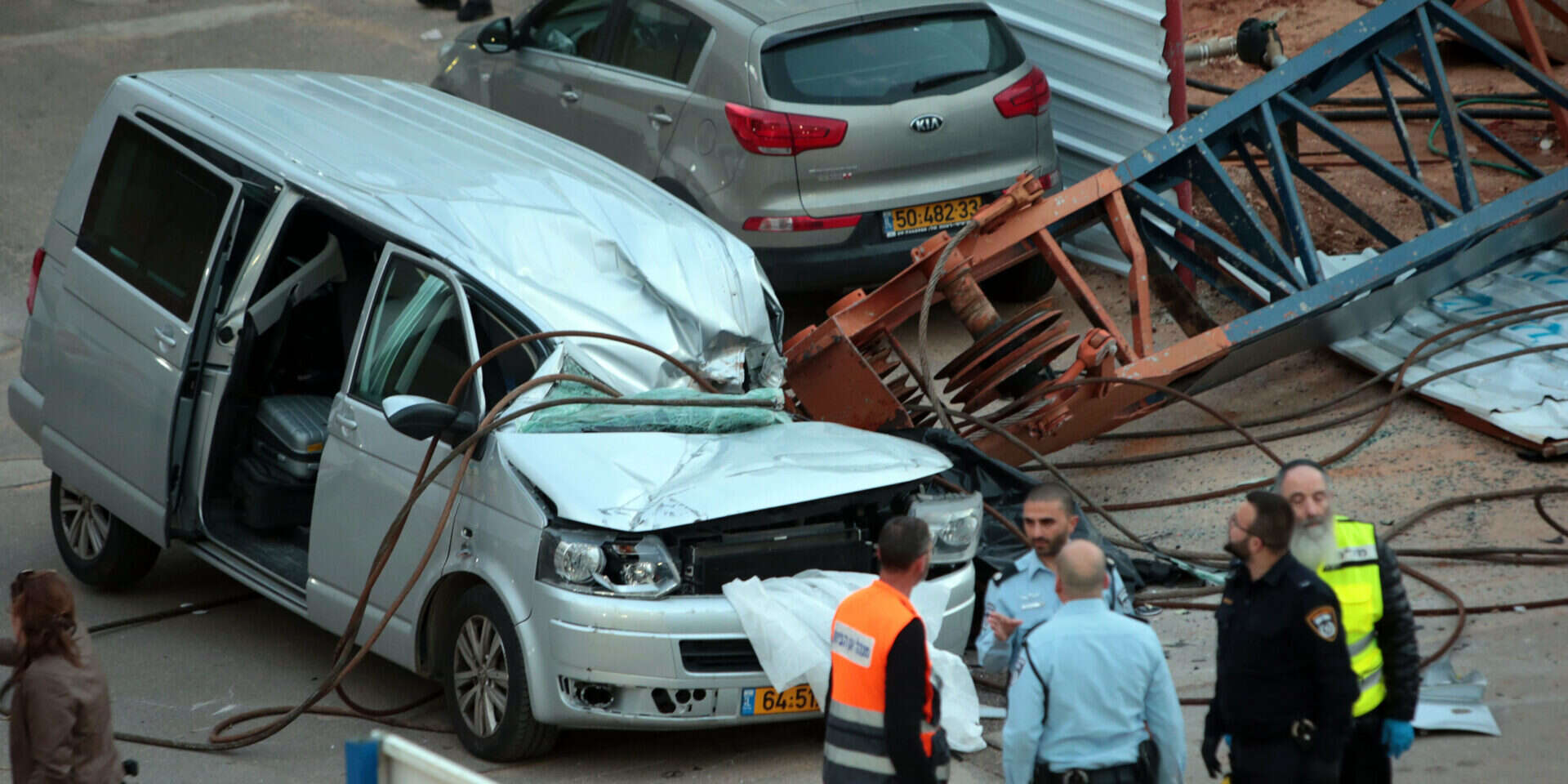 זירת קריסת המנוף בכפר סבא // צילום: אודי ציטיאט ,