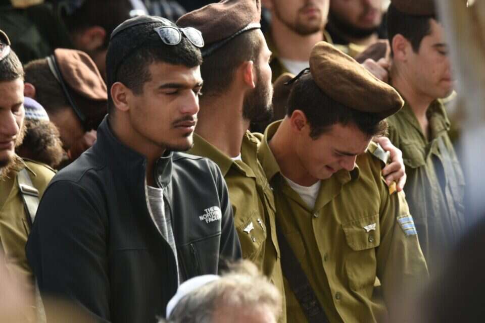 "אמרת, 'זה רגיל, אני בסך הכל אחד מכולם'". מלווים את שילה בדרכו האחרונה // צילומים: יוסי זליגר ,