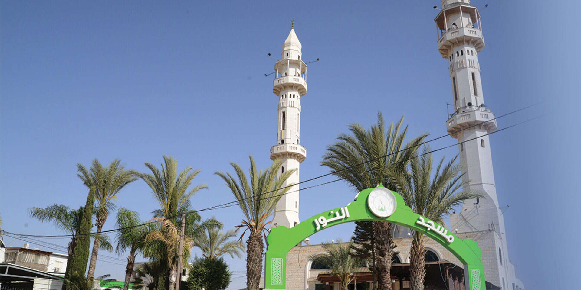 כניסה למסגד ברהט. השייח' חאמד אבו דאעבס: "מי שמחזיק בליבו שנאה, הורס את כל המאמץ הדתי שלו" , דודו גרינשפן