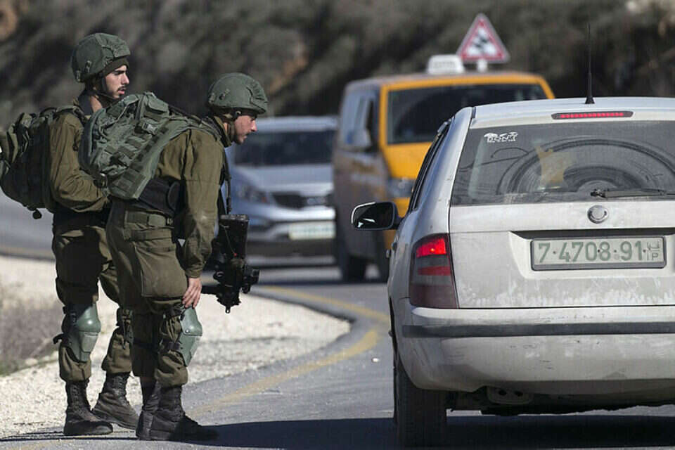 "אנחנו כבר שבעי אובדן ושכול, ואחרי פיגוע אתה מצפה שהעולם ייעצר, אבל אז אתה רואה שעולם כמנהגו נוהג". ציר גלעד // צילום: AFP ,