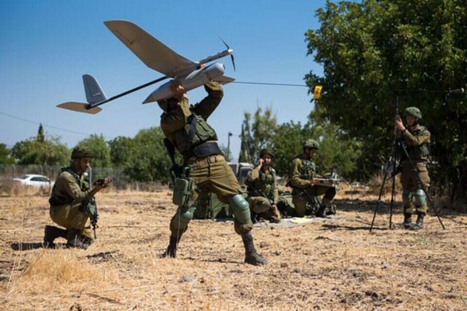 חייל משגר מזל"ט מסוג "רוכב שמיים" // צילום: דובר צה"ל // חייל משגר מזל"ט מסוג "רוכב שמיים" // צילום: דובר צה"ל ,