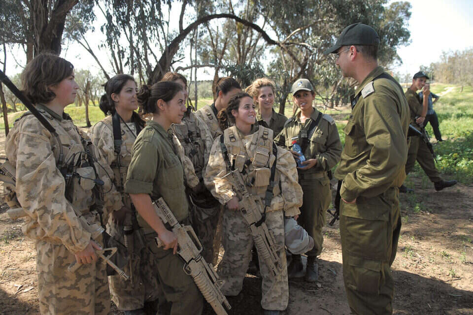 בצה"ל מעוניינים מאוד בבנות הדתיות - ולא רק בשם השוויון, אלא בזכות איכותן. אימון משותף של לוחמי ולוחמות חיל האיסוף הקרבי // צילום: דובר צה"ל // בצה"ל מעוניינים מאוד בבנות הדתיות - ולא רק בשם השוויון, אלא בזכות איכותן. אימון משותף של לוחמי ולוחמות חיל האיסוף הקרבי ,