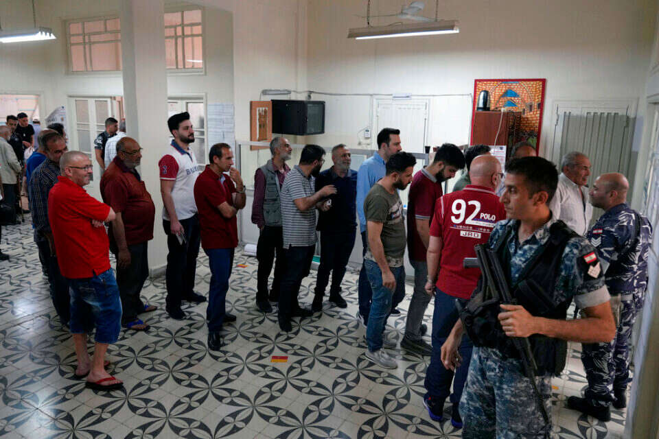 כוחות הביטחון מאבטחים קלפי בצפון לבנון בבחירות לפרלמנט , איי.פי