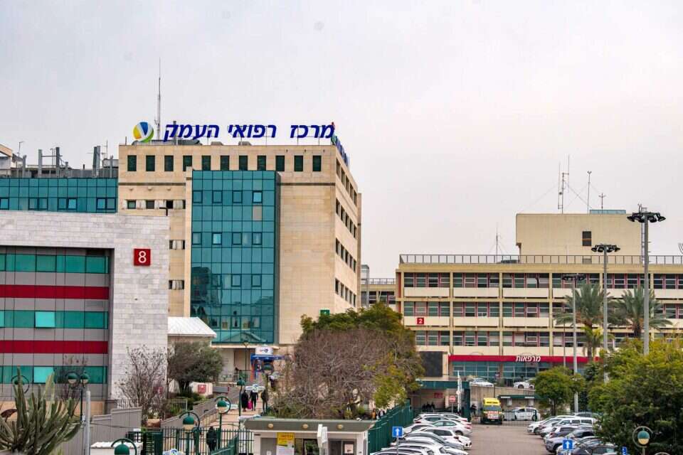 בדיקות עם ציוד מלוכלך. ביה"ח העמק