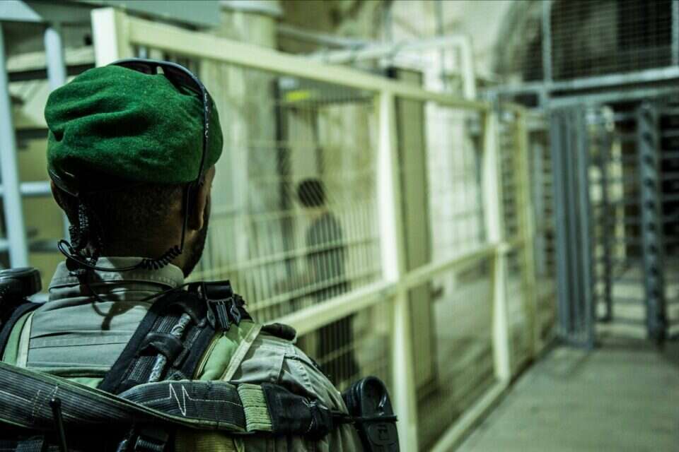 צילום: דוברות המשטרה // חייל מג"ב במערת המכפלה ,