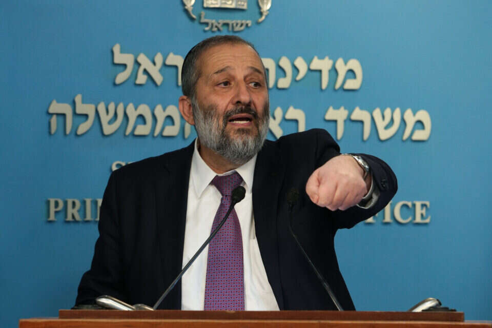 יפרק את הקואליציה? // צילום: אורן בן חקון // יפרק את הקואליציה? // צילום: אורן בן חקון ,