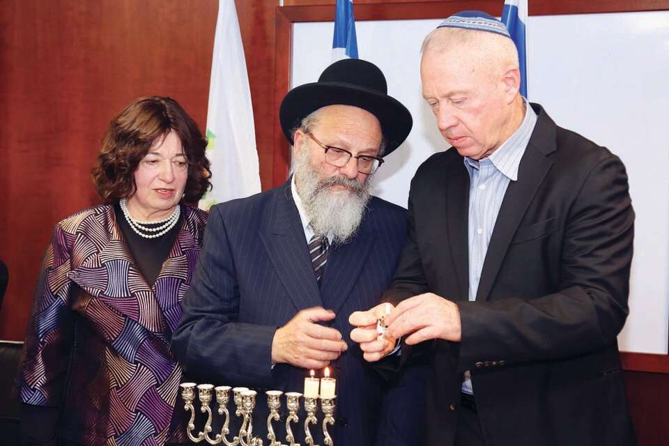 הזוג הולצברג עם השר גלנט, אתמול // הזוג הולצברג עם השר גלנט, אתמול ,