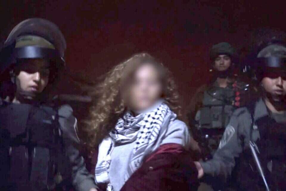 מעצר הנערה התוקפת מנבי סלאח // צילום: דובר צה"ל // מעצר הנערה התוקפת מנבי סלאח // צילום: דובר צה"ל , 