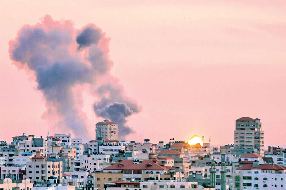 ענן עשן לאחר תקפית צה"ל בעזה // צילום: אי. אפ. פי // ענן עשן לאחר תקפית צה"ל בעזה // צילום: אי. אפ. פי ,
