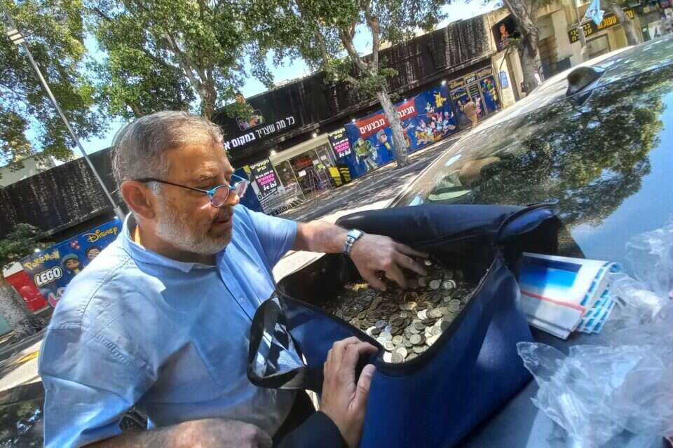 אלפי מטבעות , באדיבות המצלם
