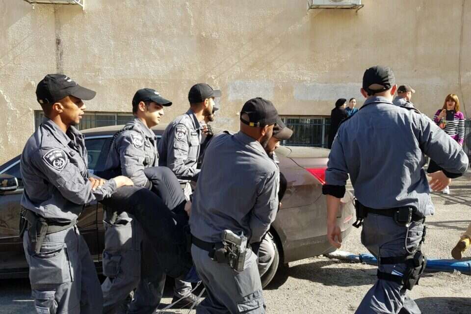 עצורים בהפגנות מול לשכת הגיוס // צילום: TPS ,