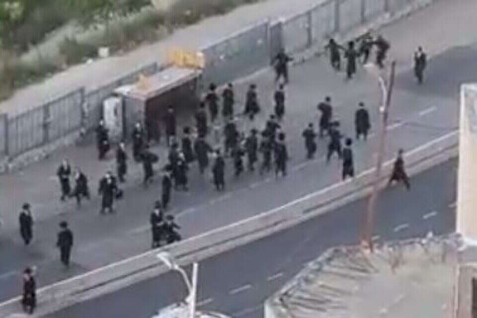 שני הפלגים של חסידות גור מתעמתים בירושלים , השימוש נעשה בהתאם לסעיף 27א לחוק זכויות היוצרים