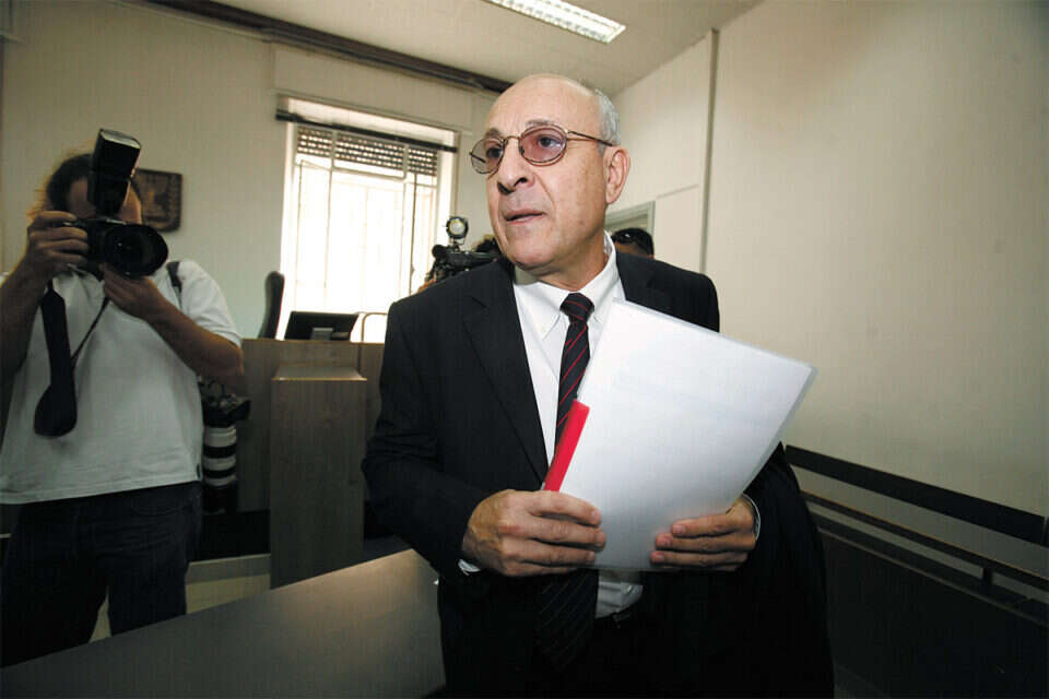 חקירה בשיטת השטיח המתגלגל? עו"ד יצחק מולכו, בצילום ארכיון משנת 2009 // צילום ארכיון: קונטקט // חקירה בשיטת השטיח המתגלגל? עו"ד יצחק מולכו, בצילום ארכיון משנת 2009 ,