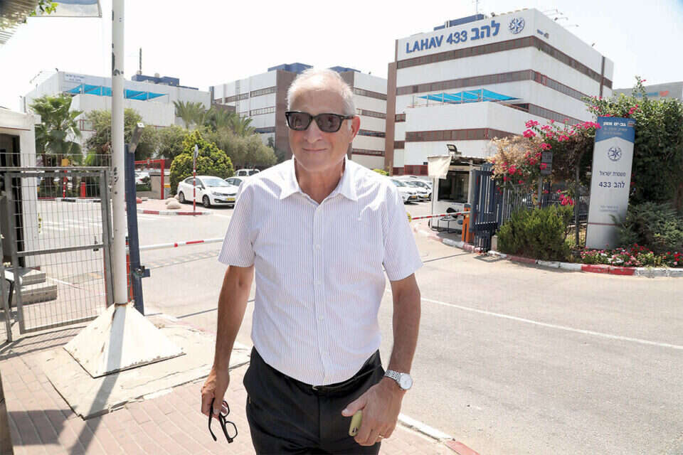 עו"ד שמרון בצאתו מהחקירה במשרדי להב 433 // צילום: גדעון מרקוביץ // עו"ד שמרון בצאתו מהחקירה במשרדי להב 433 ,