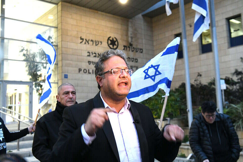 בן גביר מחוץ לתחנת המשטרה, ארכיון , יוסי זיגלר