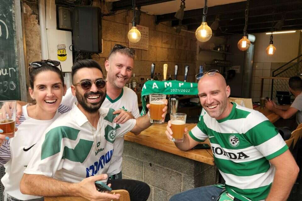 האוהדים הירוקים מחויכים , ליאב נחמני