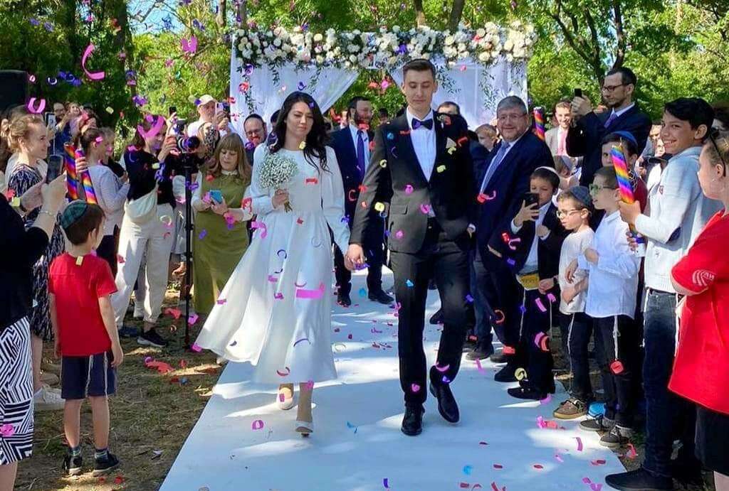 מרגש: זוג הפליטים נישאו ברומניה – 3 חודשים אחרי שנמלטו מאודסה