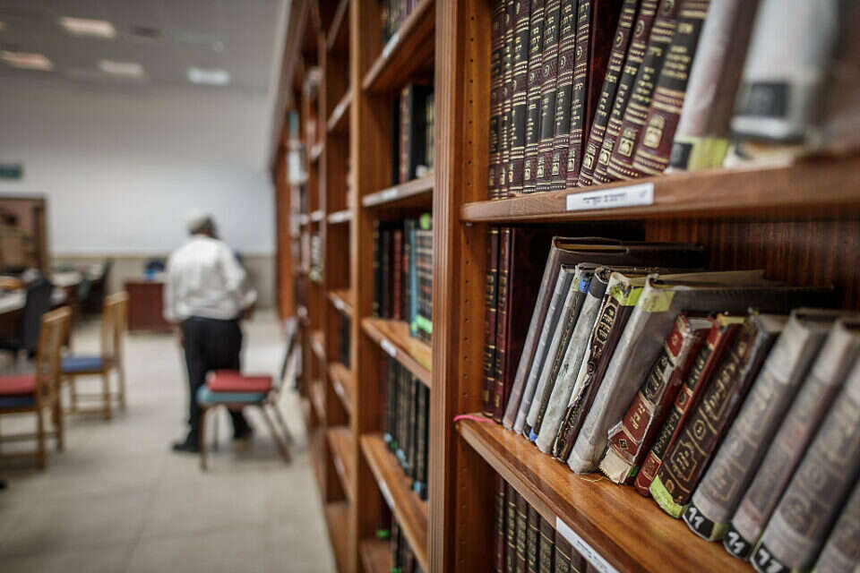 ישיבה  , אנצ'ו ג'וש/ג'יני