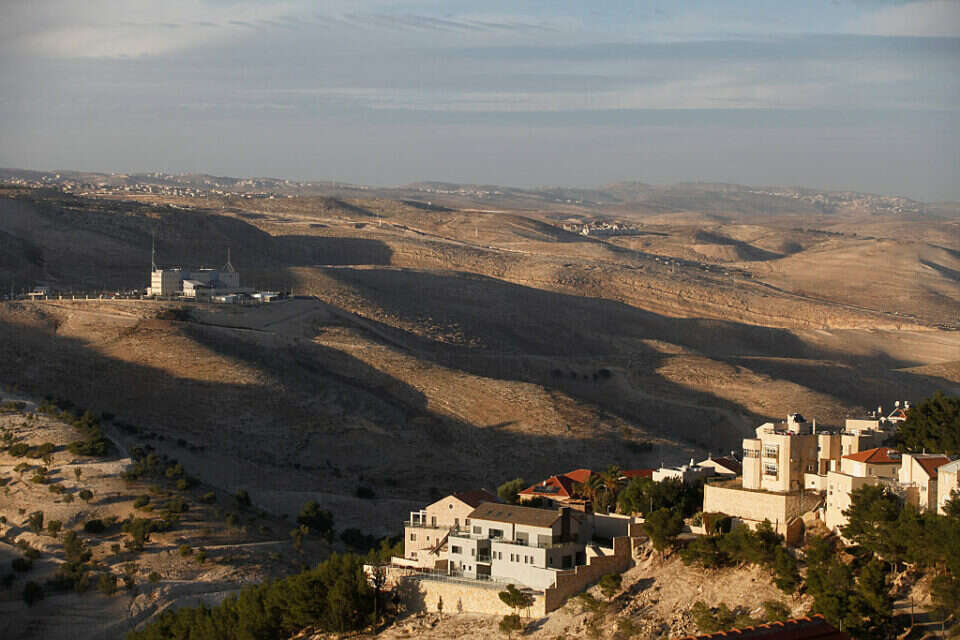 מבט ממעלה אדומים אל שטח E1