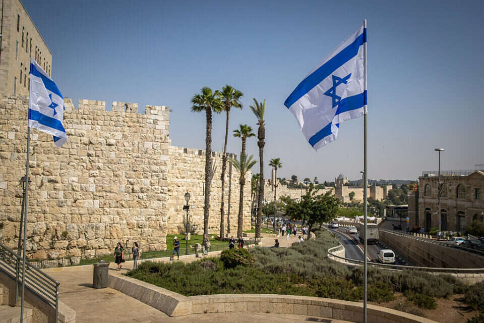דגלי ישראל בבירה. עיר שהיא גם הכימיה והביולוגיה שזורמת בעורקינו , אורן בן חקון