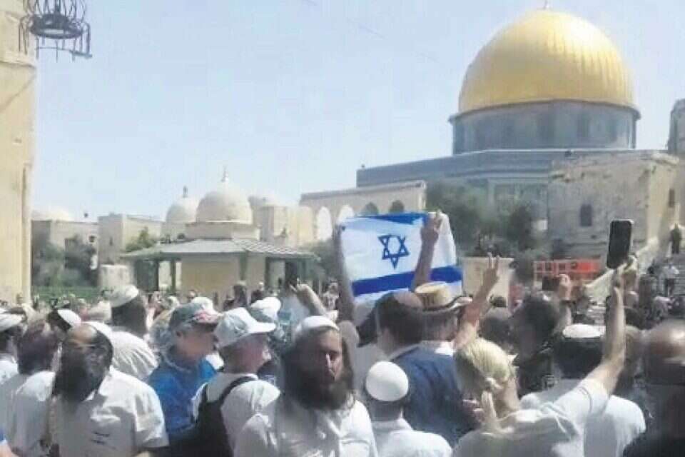 יהודים מניפים דגלים במהלך יום ירושלים כשברקע הר הבית (ארכיון) , בידנו