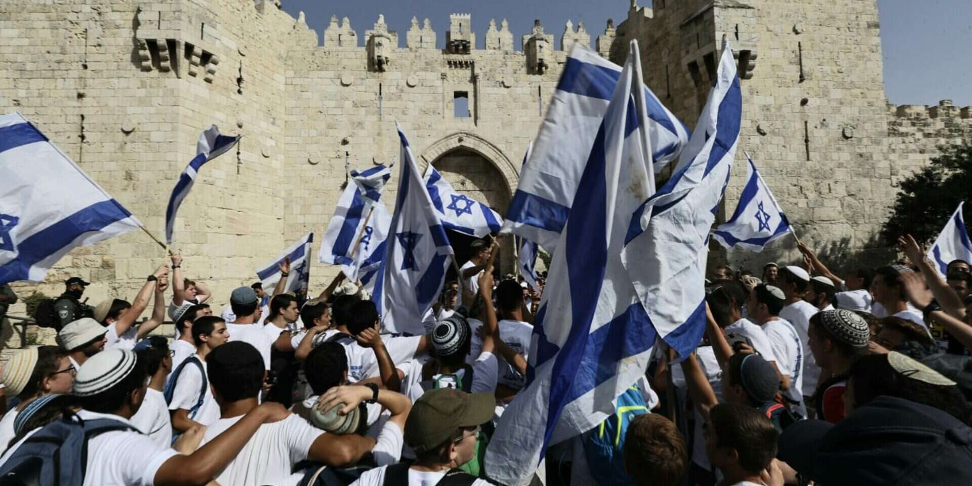 נערים חוגגים ברקע העיר העתיקה , אורן בן חקון