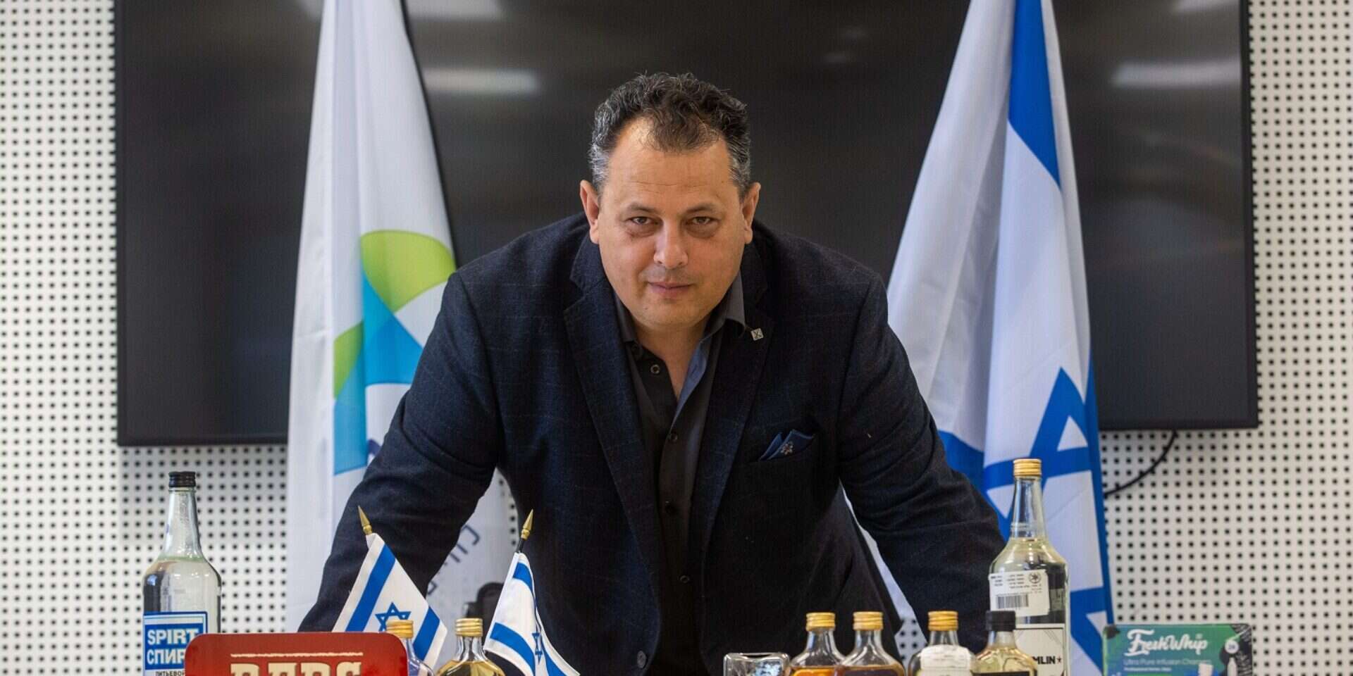 "משתדל לא להסתכל 
על השלילי בעבודה". 
ד"ר רוני ברקוביץ' , אורן בן חקון 