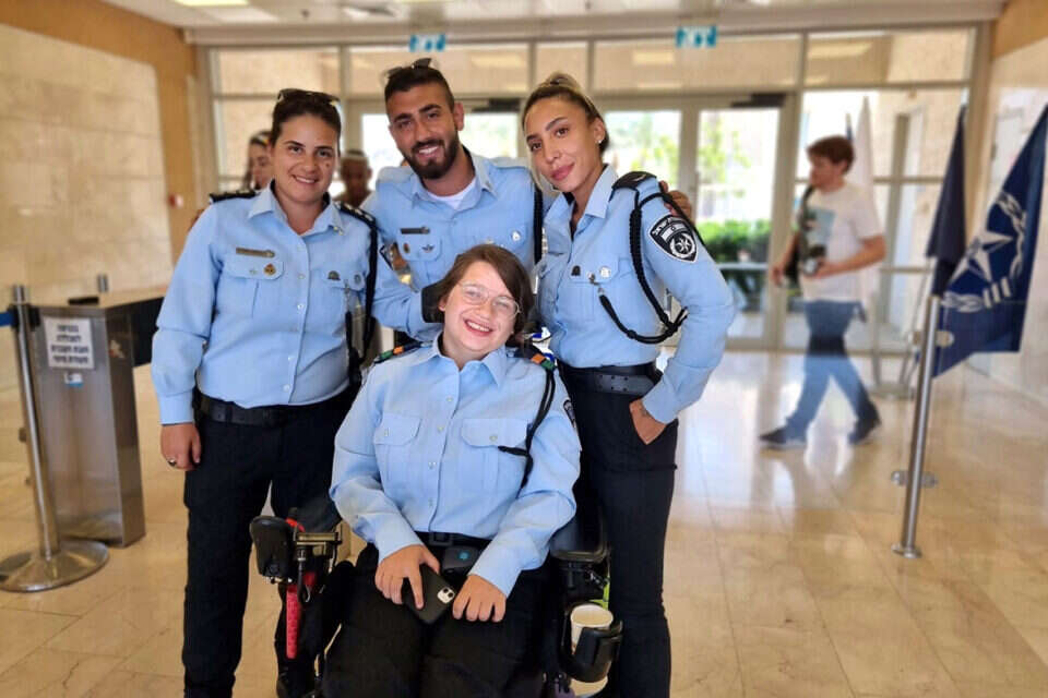 דנה גופשטיים עם עמיתיה , משטרת ישראל